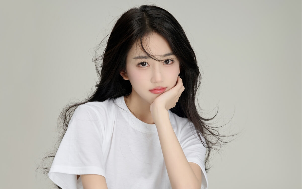 一手托腮 清纯美女 潘敏 4K 高清桌面壁纸