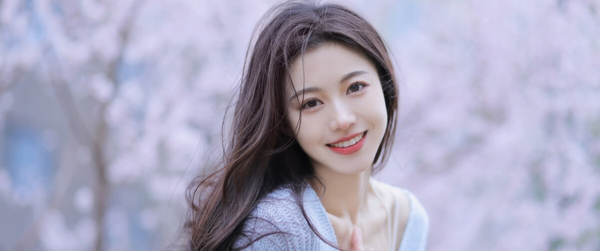 长发甜美清纯美女 带鱼屏壁纸