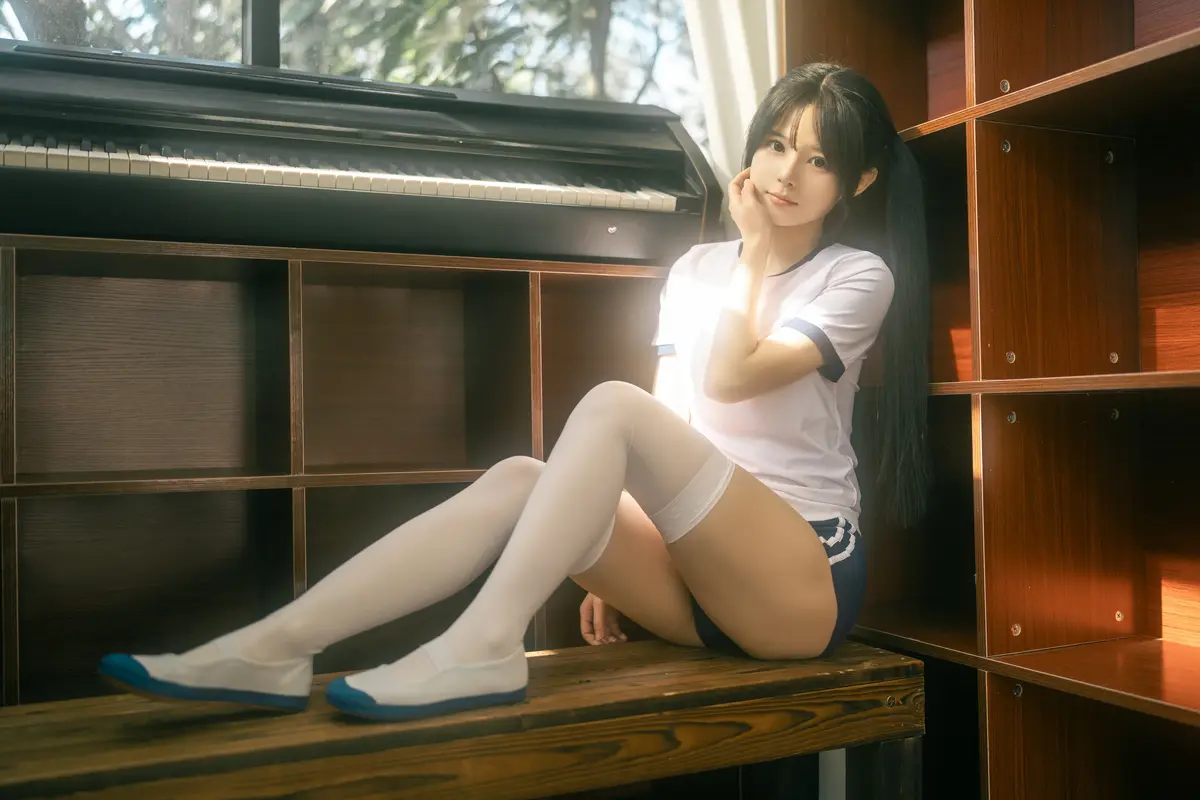 cosplay JK 运动服 日本少女 钢琴 窗边