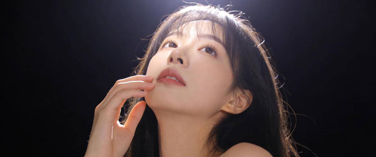 光影 清纯美女 黑色背景 带鱼屏壁纸